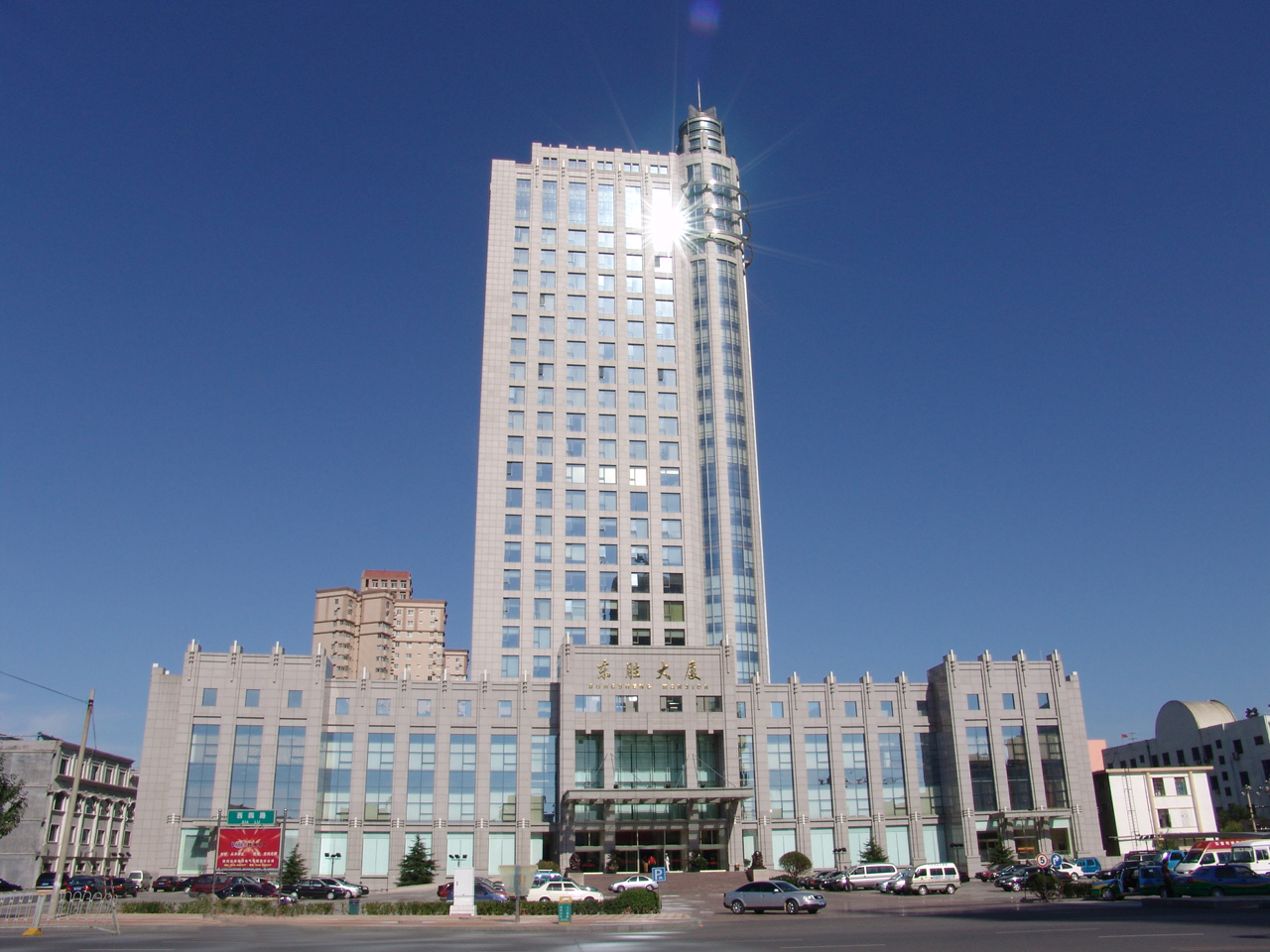 服装英才网 教培英才网 酒店采用新古典欧式建筑风格,外观设计新颖