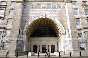 这张招聘海报的发布者是英国著名情报机构军情五处(mi5,007系列电影中